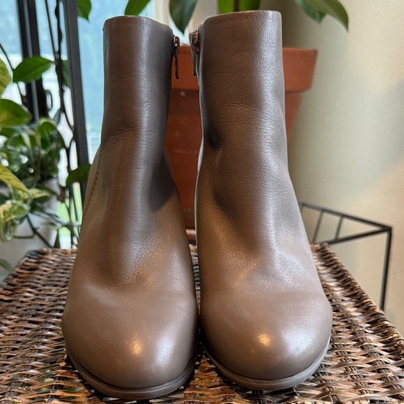 Vionic Kennedy Taupe Leather Heeled Women’s Booties Size 9 Wide NEW - Picture 3 of 8